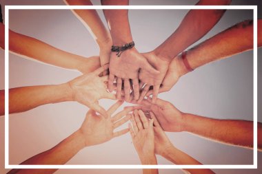 arkadaşlar eller açık gökyüzü karşı istifleme