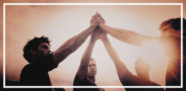 Rugby oyuncuları maçtan önce birlikte ayakta