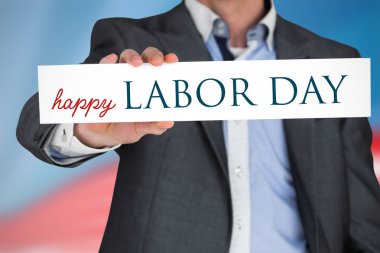 İş kartı gösteren gri takım elbiseli adamı