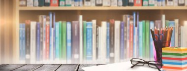 Okul malzemeleri masa üzerinde birçok parçalardan oluşan imge