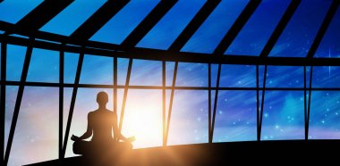 Siluet kadının meditasyon yapması 