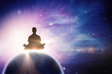 Meditasyon yapan siluet erkek