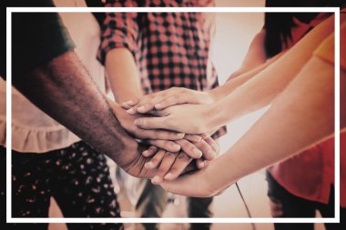 İş arkadaşları eller istifleme 