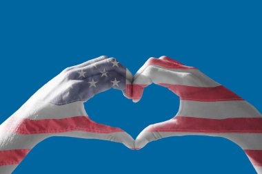 Sahilde kalp şekil verme eller