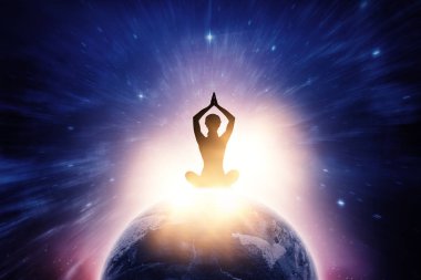 pratik Yoga oturma sırasında siluet erkek