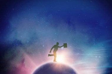 İş adamı evrak çantasıyla koşuyor