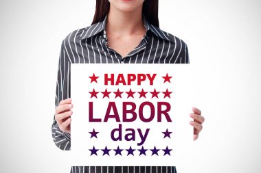 Beyaz bir sayfa kağıt tutan kadın. 