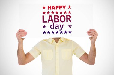 Kart yüzünü önünde tutan adam 