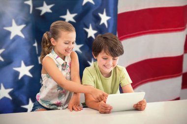 Erkek kardeşiyle dijital tablet kullanma