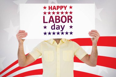 Kart yüzünü önünde tutan adam 