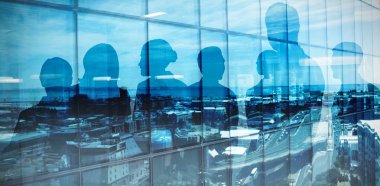 Şehir yansıtan karşı kutluyor siluetleri 