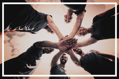 Uygun insanlar elleriyle yığılmış