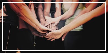 Arkadaşlar ellerini birleştiriyor.