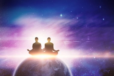 erkek ve kadın meditasyon yapıyor 