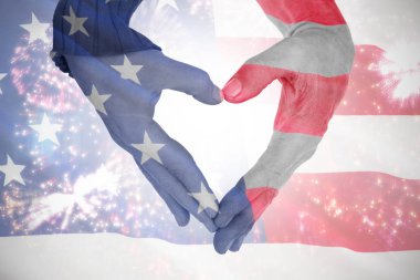 kalbini oluşturan eller 