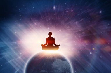 Siluet kadının meditasyon yapması 