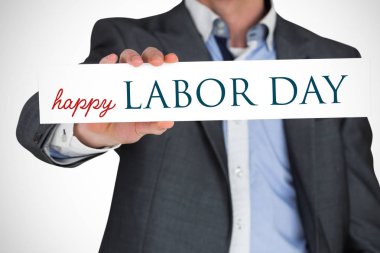 İş kartı gösteren gri takım elbiseli adamı