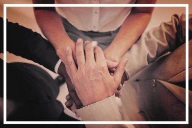 iş adamları birlikte ellerini toplama