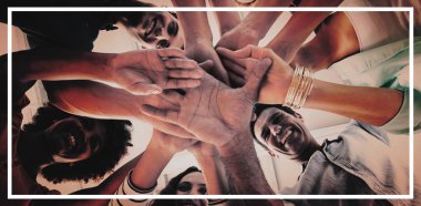 yaratıcı ekip birlikte ellerini koyarak