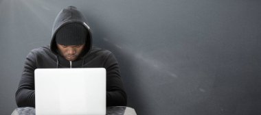 dizüstü bilgisayar kullanarak odaklı erkek hacker 