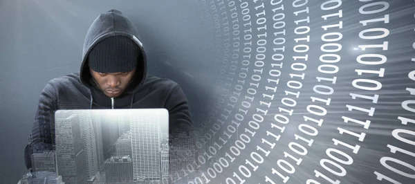 Gerichte mannelijke hacker met behulp van laptop — Stockfoto