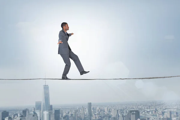 Affärsman som utför en balansgång — Stockfoto