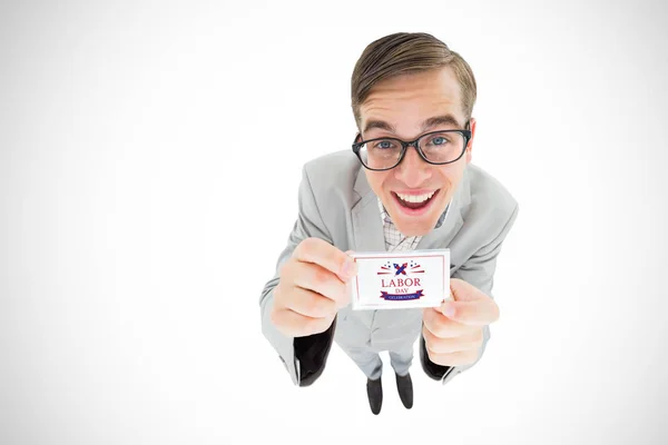 Gülümseyen ve kartı gösteren geeky hipster — Stok fotoğraf