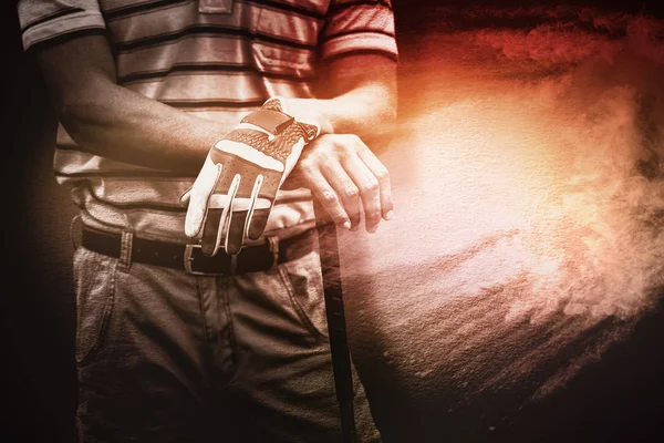 Man holding a golf club — Stock Photo, Image