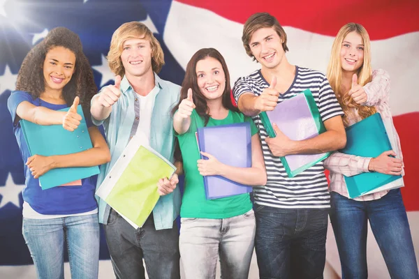 Imagem composta de estudantes universitários felizes gesticulando polegares para cima — Fotografia de Stock