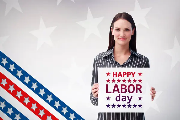 Beyaz kağıdın tutan kadın 