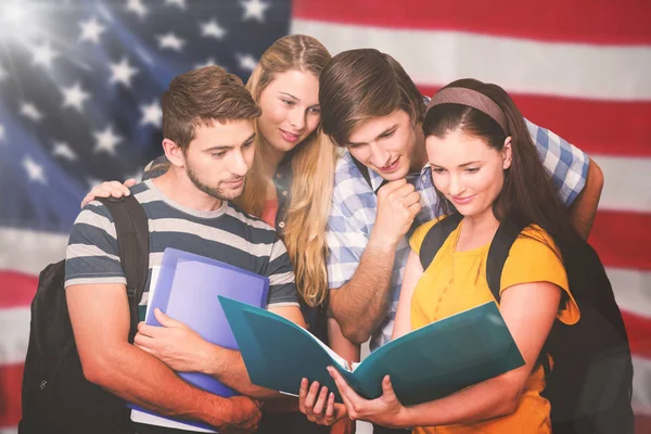 Bileşik görüntü klasörleri üniversite koridor holding öğrenci