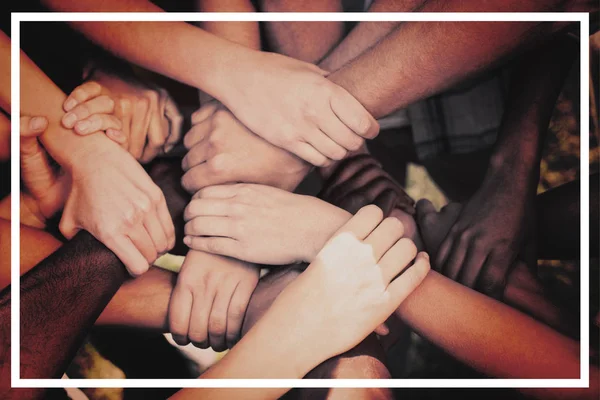 Arkadaşlar ellerini birleştiriyor. 