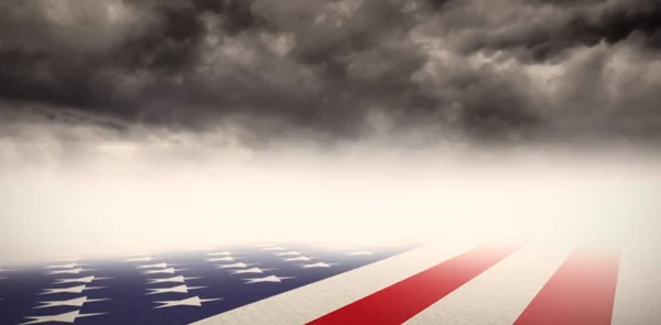 Fırtınalı gökyüzü karşı ABD ulusal bayrak — Stok fotoğraf
