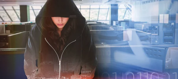 Ženu hacker v černým hoodie — Stock fotografie