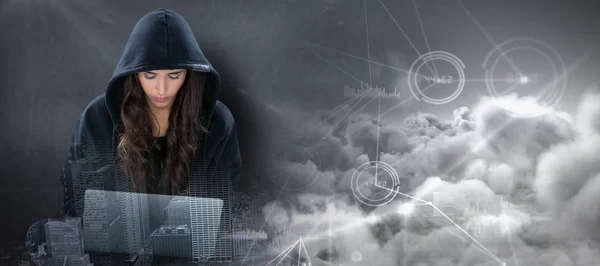 Hacker feminino usando laptop enquanto sentado — Fotografia de Stock