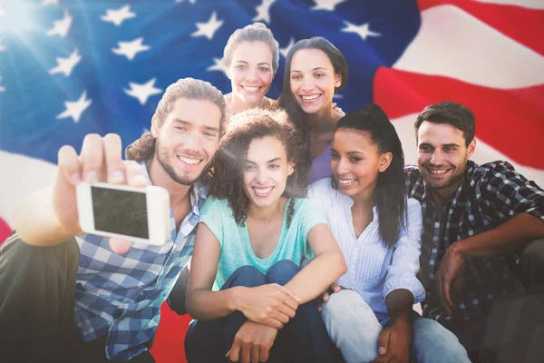 Gülümseyen sokulgan istimal kitle iletişim araçları aygıt