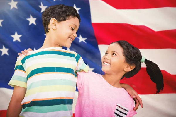 Amigos contra el primer plano de nuestra bandera — Foto de Stock