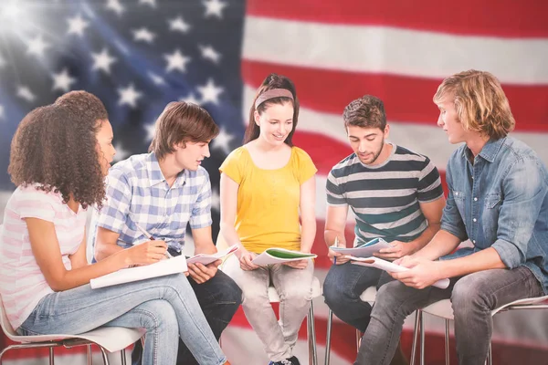 Üniversite öğrencilerinin ödev yapmak birçok parçalardan oluşan imge