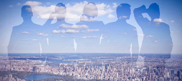 Les hommes d'affaires contre la vue aérienne de New York — Photo