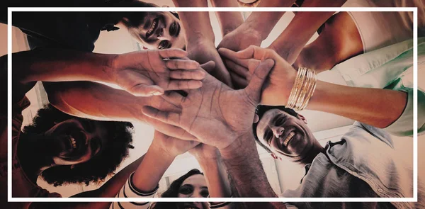 yaratıcı ekip birlikte ellerini koyarak