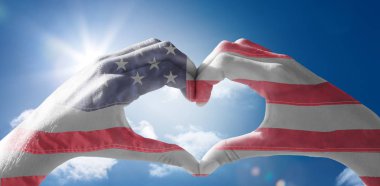 Sahilde kalp şekil verme eller