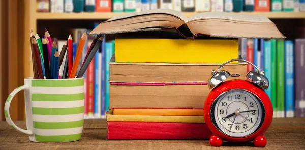 Montón de libros por taza — Foto de Stock