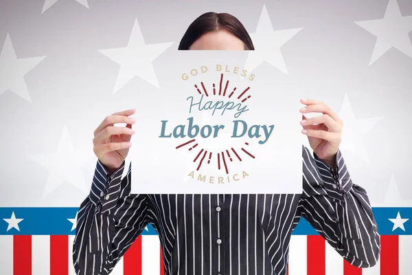 büyük bir iş kartı gösteren kadın 