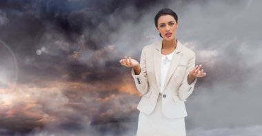 Alacakaranlık gökyüzü önünde işkadını
