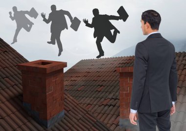 Çatıların üzerinde duran işadamı 