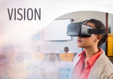 Sanal gerçeklik kulaklık giyen sınıf içinde öğretmen