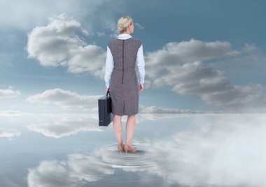 Evrak çantası gökyüzü bulutlar altında tutan işkadını