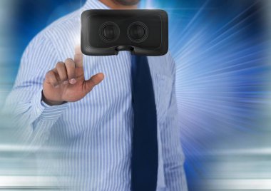 Sanal gerçeklik kulaklığı olan adam. 