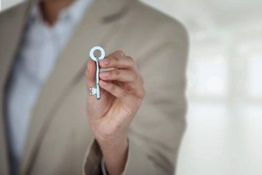 İş kadını holding tuşları