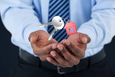 İş adamı holding tuşları